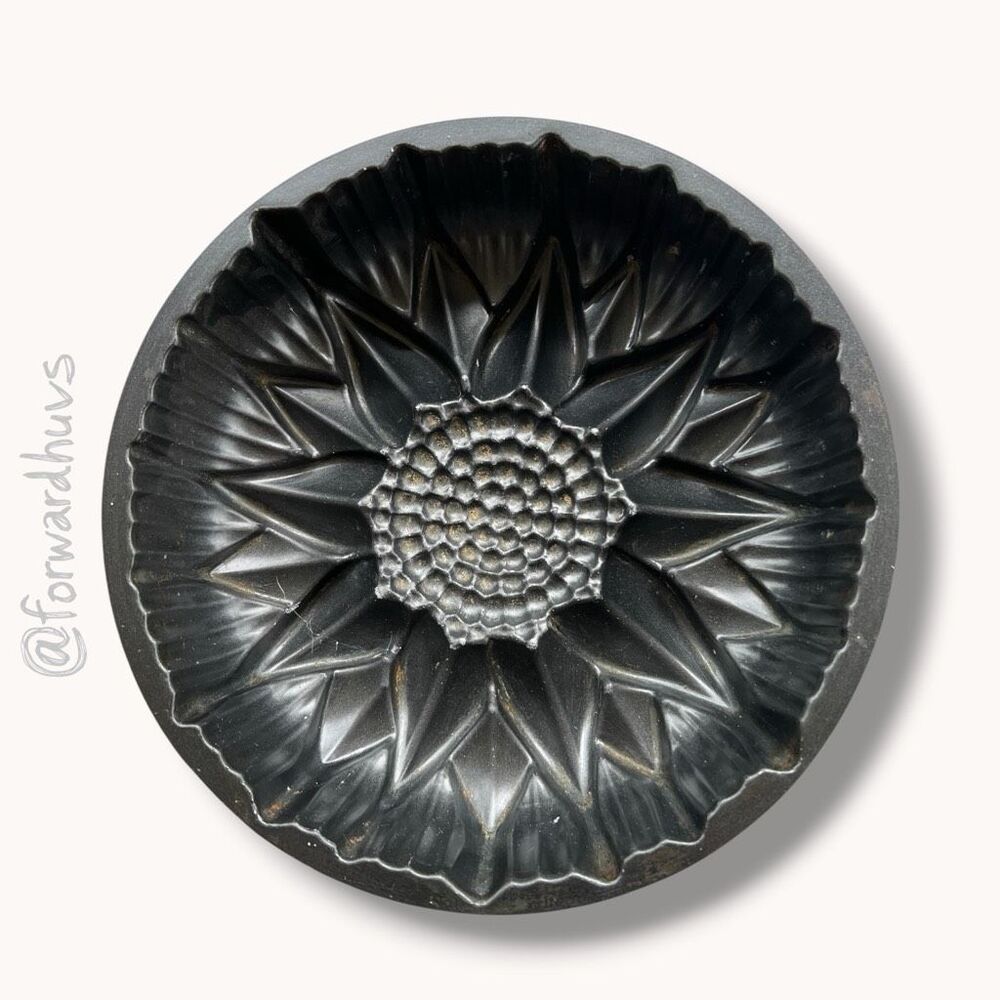 Nordic Ware Sunflower Bundt Cake Pan 10 Cup Cast Aluminum USA - Picture 5 of 8